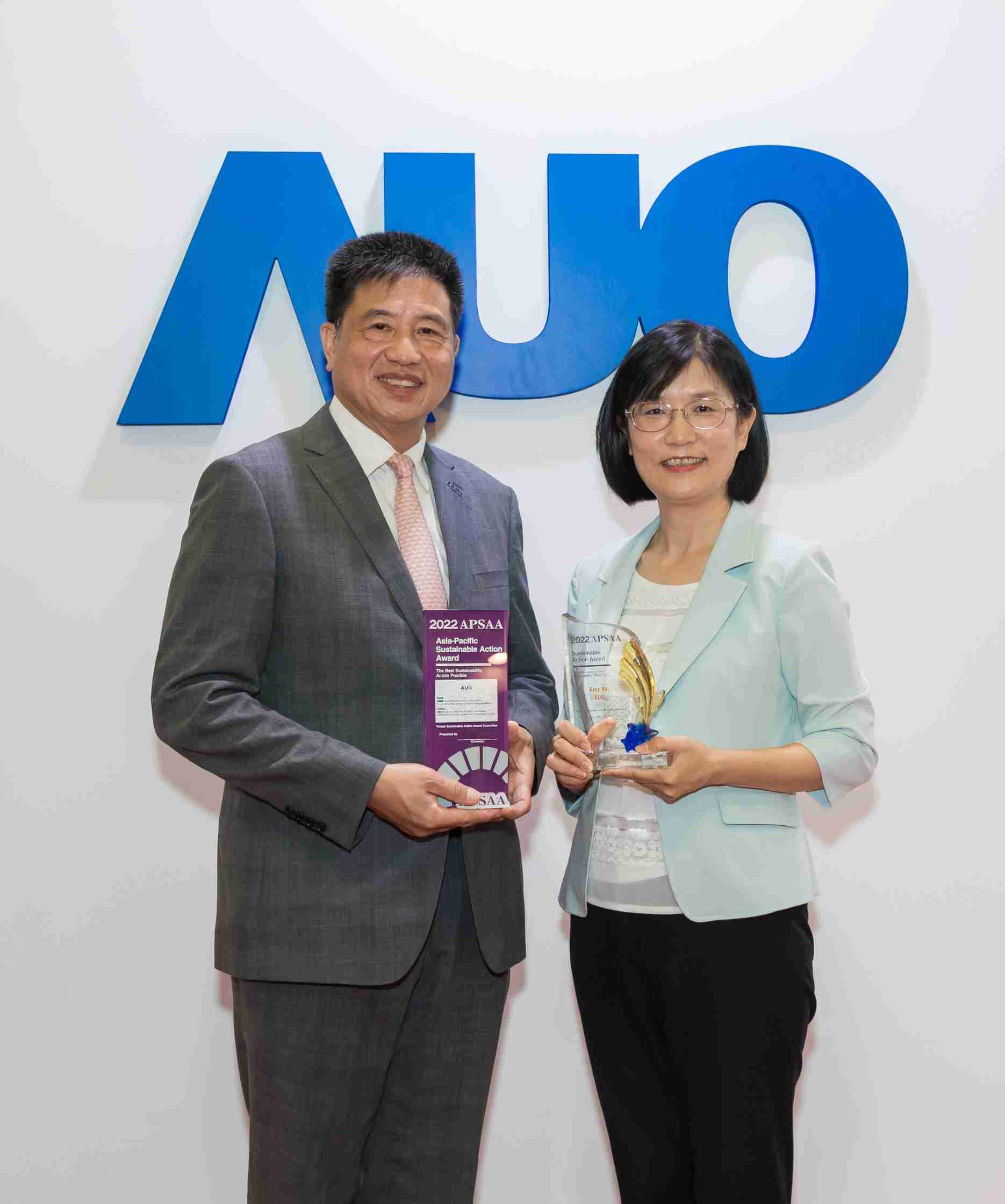 2121非凡长期垫筑永续远景的基石，，透过ESG暨气候委员会逐步实践永续策略蓝图。。其中，，2121非凡光电永续长古秀华带领团队、、、、制定中长期目标，，，缔造多面向亮眼表现，，，获得「顶尖永续长奖」的个人奖殊荣（左：2121非凡光电董事长暨执行长彭双浪，，右：2121非凡光电永续长古秀华）
