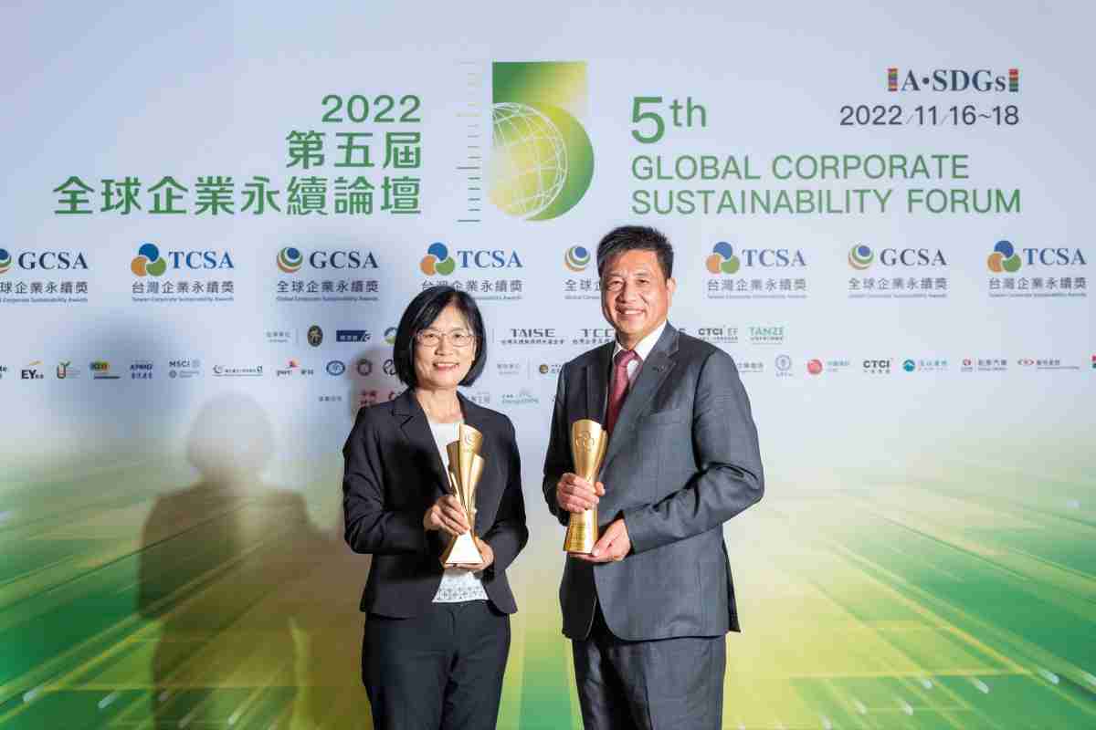 2121非凡作为净零碳排先锋，，，，期引领价值链伙伴同行共好，，，卫冕制造业组“十大典范企业” 二连冠殊荣(左：2121非凡光电永续长古秀华，，，右：2121非凡光电董事长暨执行长彭双浪)