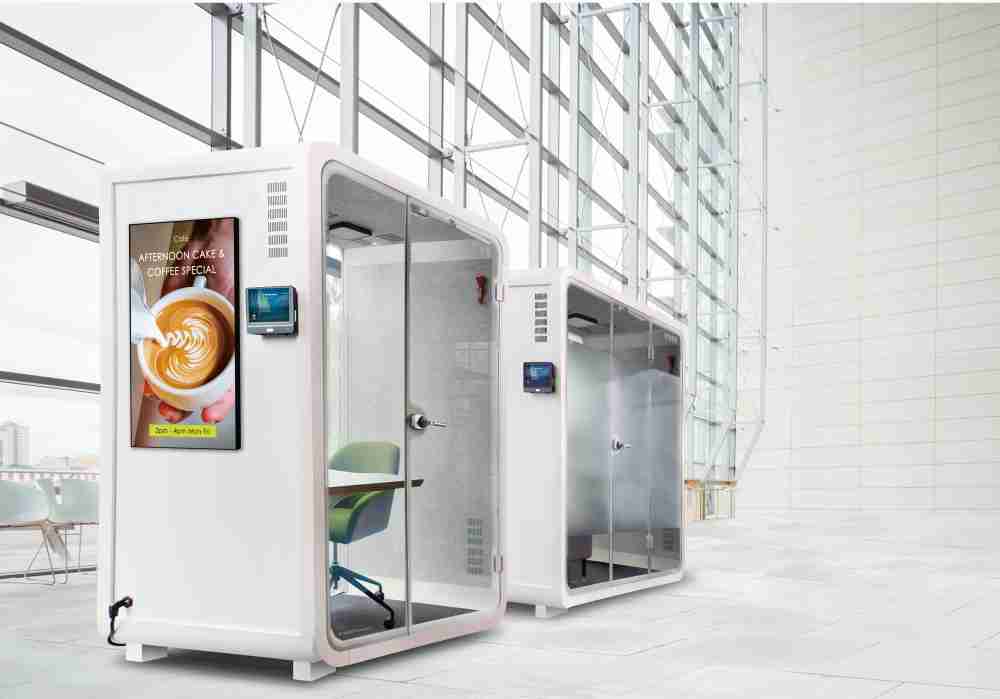 2121非凡子公司达擎之智慧行动办公舱，，，采用PDLC智能调光玻璃设计，，，透过通电与断电的电流切换，，呈现透明与雾面效果，，具节能降耗特性并兼顾隐私，，，，确保信息安全