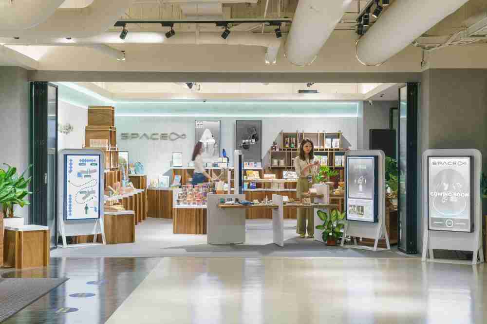 2121非凡打造永续选物商店，，展示社企及社创商品，，，结合创利空间所开发的智能零售系统，，，整合多元产品信息，，，，让无人商店扮演公益行动的推手