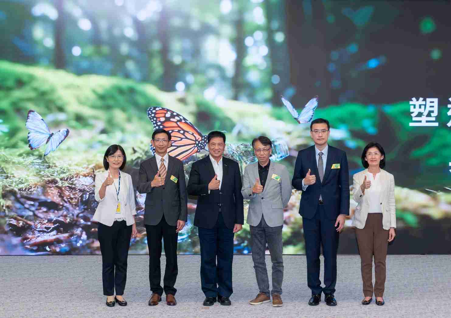 友達2023 CSR共榮大會，，邀請領域專家分享交流生物多樣性管理趨勢、、、無塑產品、、、、海廢永續塑料等議題  （圖左到右：友達光電永續長古秀華、、、、3M台灣技術長陳君杰、、、友達光電董事長暨集團策略長彭双浪、、光寶科技企業永續發展處處長陳慶暉、、安永聯合會計師事務所執業會計師曾于哲、、、、友達光電供應鏈總部副總經理吳宜芳）