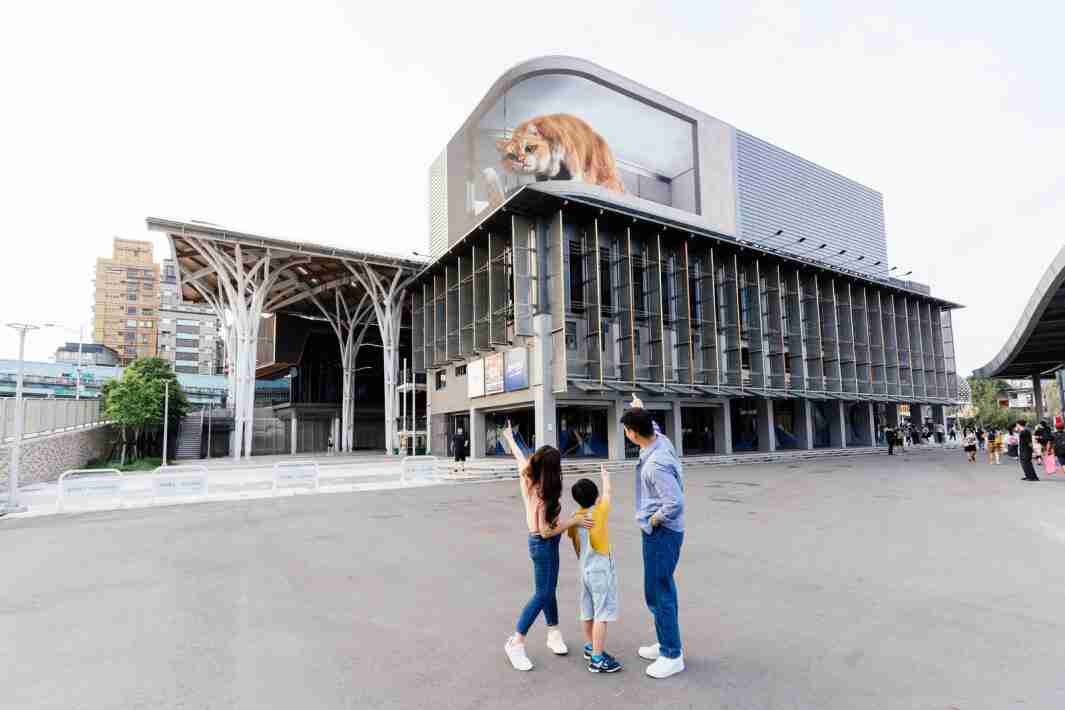 2121非凡打造全台最大户外裸视3D LED弧形萤幕，，，将超立体的软萌胖橘猫动画活跃于顶楼外墙