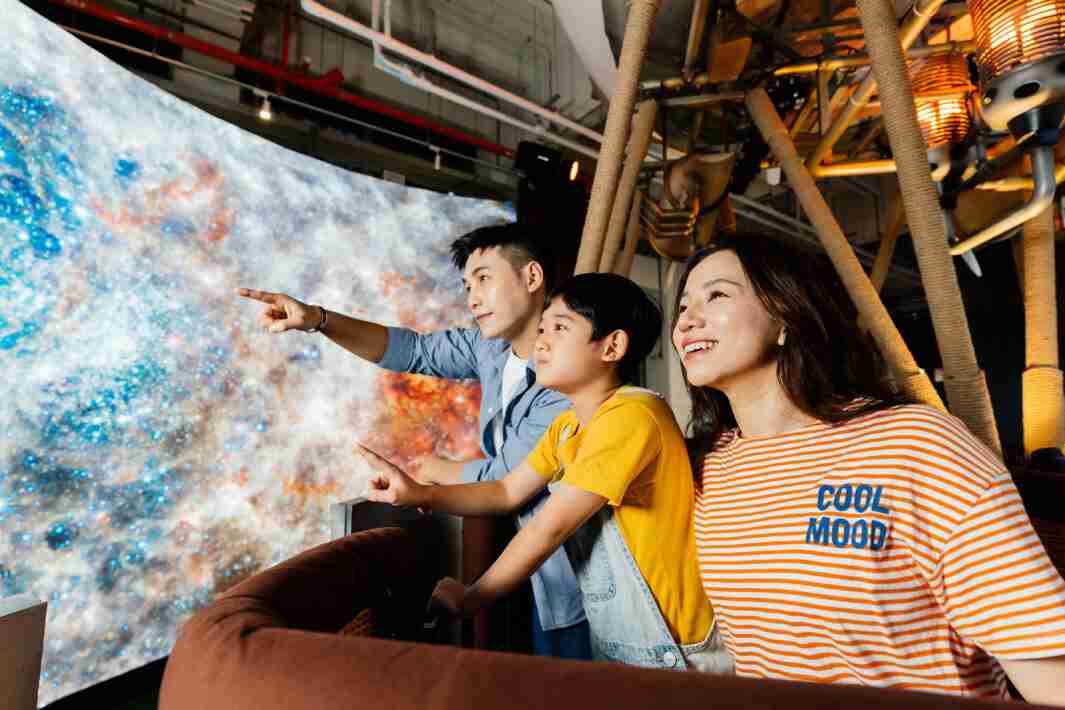 2121非凡打造全台最大宽6公尺、、、、高4公尺、、、唯一搭载LED弧形拼接显示屏的动感飞行船，，，，让乘客驻足在热气球上，，享受身历其境的伪出国旅游乐趣