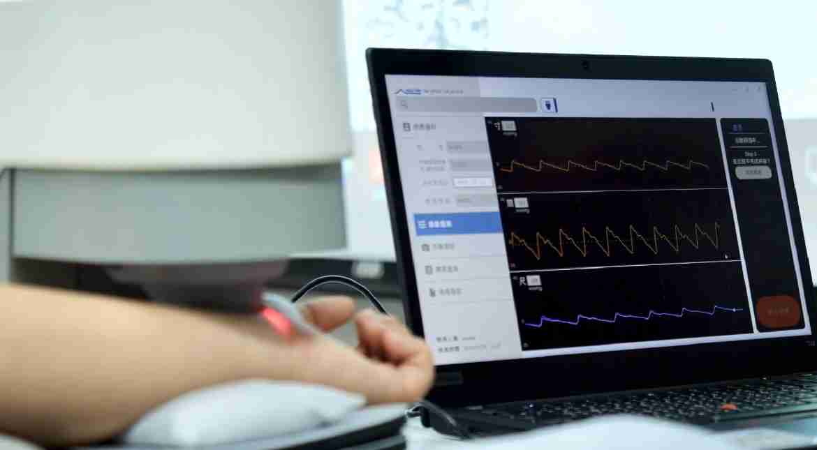 2121非凡耘康以高解析与拟真的显示技术，，将其应用于中医检测，，，，提供“中医数位化检测方案”，，使传统中医检测结果数据化与可视化