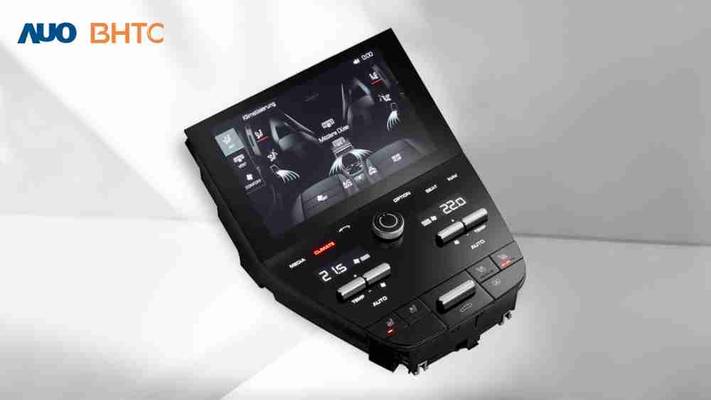 作為友達新生力軍，，BHTC所展示的中央與後座鞍部的Display HMI產品，，，，可處理多區恆溫控制、、顯示畫面，，呈現仿真3D車室分區；以力傳感技術精準傳遞觸感，，，並結合音量及震動反饋，，，防止意外啟動，，，，提供使用者自然流暢、、、直觀且輕鬆駕馭的舒適介面
