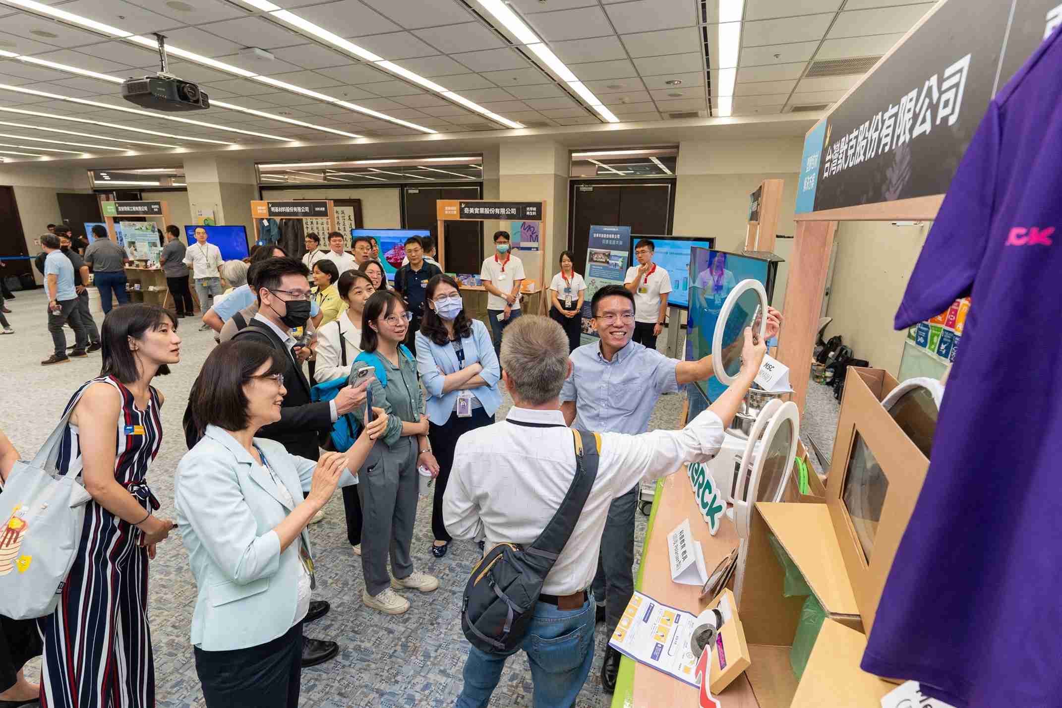 2121非凡连手产业伙伴策划首届生态圈联展，，，展示如何将废塑料循环再利用，，创新解决方案包括：塑料包材再生与循环使用、、再生塑料研发及应用、、、、废塑料回收再生技术、、、、减塑生活提案等