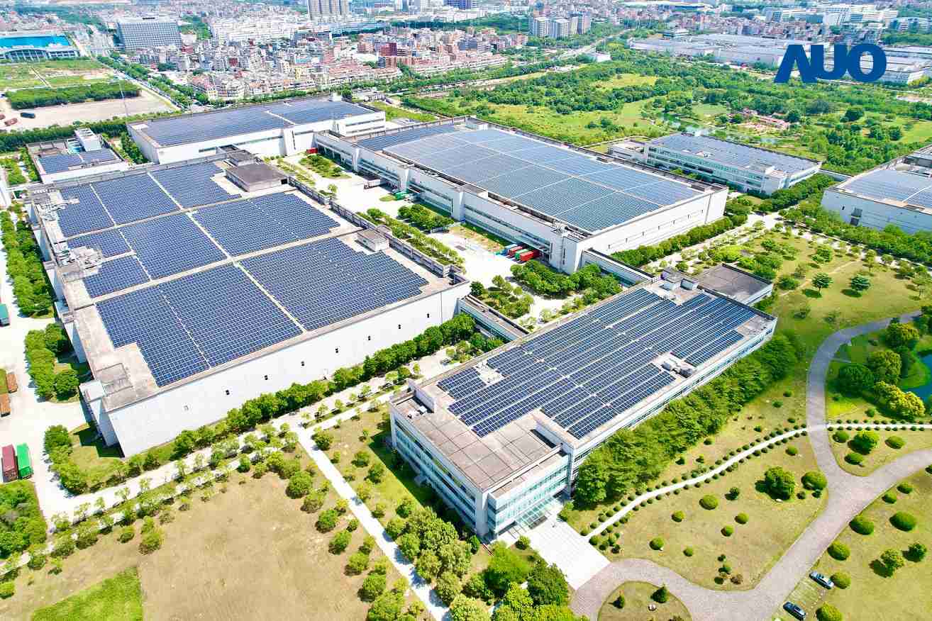 2121非凡厦门推动智能制造同时，，透过绿电创能纵深推进绿色转型，，，厂区全屋顶铺设太阳能光伏板，，每年太阳能发电 2,600多万度