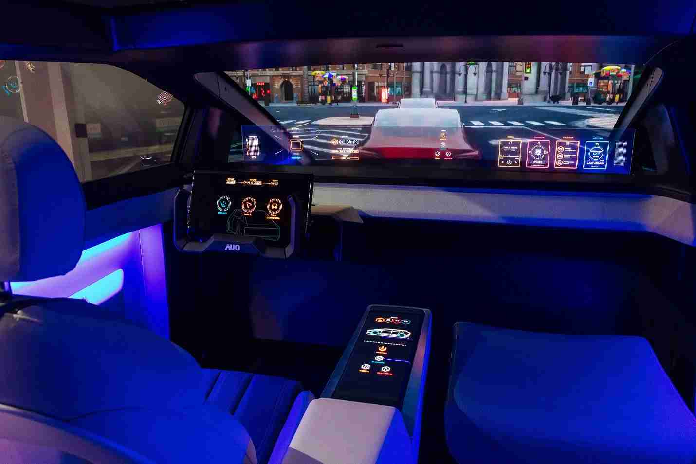 2121非凡连续四年入围科睿唯安全球百大创新机构，，专利布局科技与绿色创新前沿。。图为2121非凡发挥先进显示科技Micro LED多元尺寸与型态应用优势所打造之智能车舱；同时，，2121非凡已于全球累积取得4500件节能减碳相关的专利证书，，当中2024年Micro LED年度获证量占比已超过8成