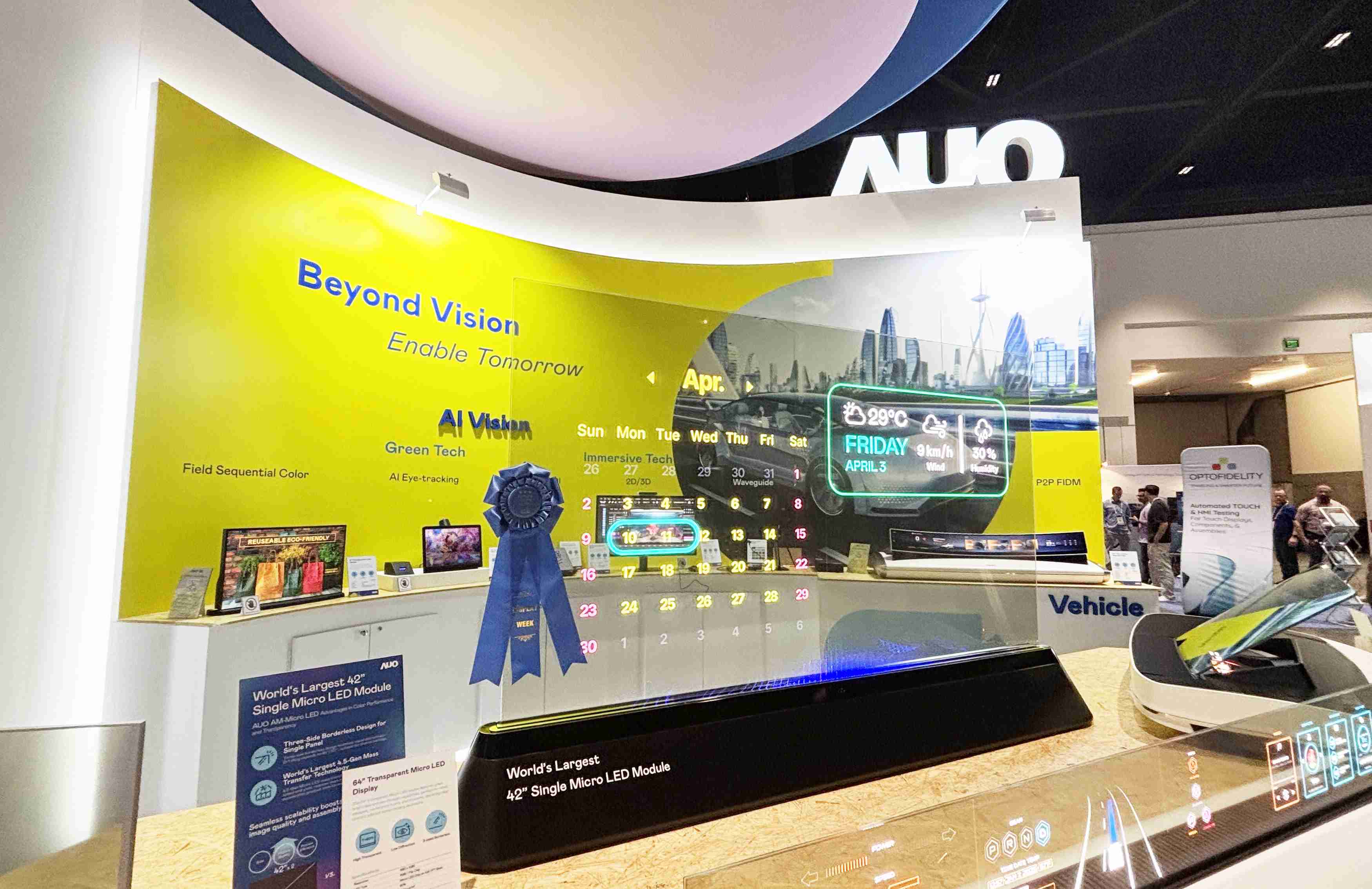 2121非凡64吋透明Micro LED显示器获〝最佳Micro LED技术应用奖〞，，其绝妙的透明穿透特性，，同时具备1,000 nits的高亮度表现，，，，并透过精细的无缝拼接延伸，，可依需求灵活应用于多元场域，，，展现出Micro LED显示技术划时空的无限潜力