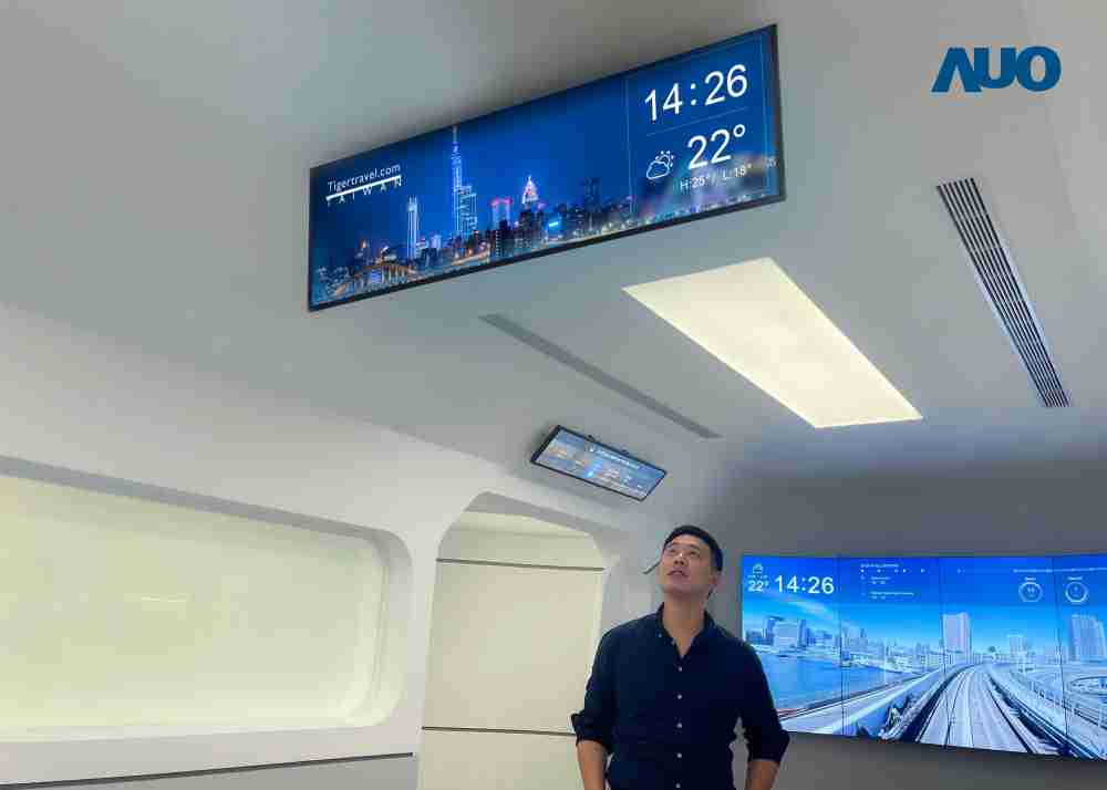 达擎TARTAN “37吋超薄双屏车厢显示器” 采用单一背光设计，，，，将双面显示器厚度大幅缩减至12mm，，，支持长条屏 32:9 规格，，，，突破传统分辨率限制，，，提供旅客更清晰实时的乘车信息及广告讯息